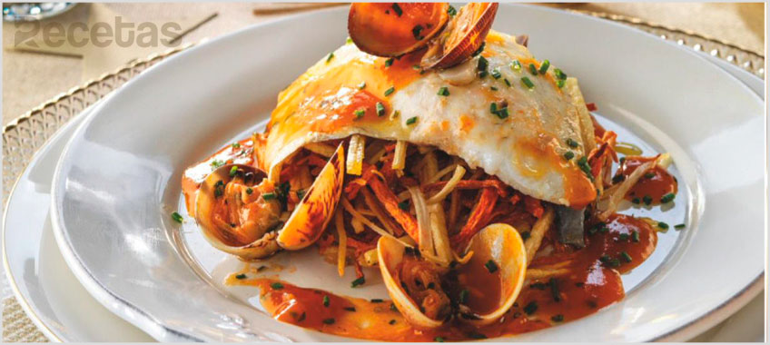 Besugo con verduras paja y salsa de almejas